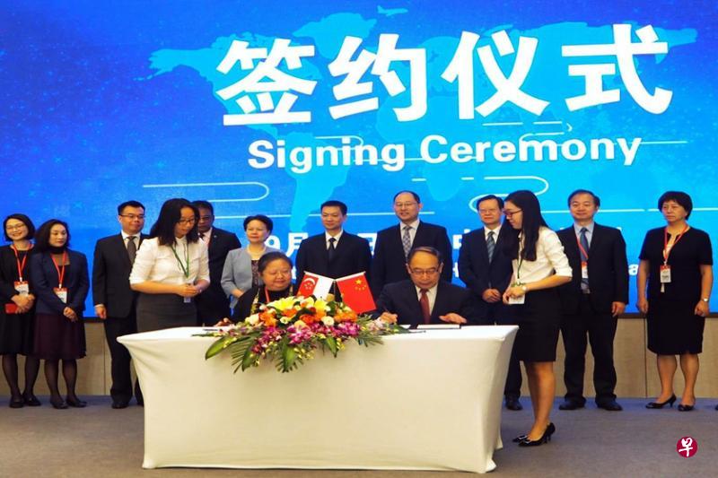 新加坡国际调解中心董事黄彩仪(前排左)和中国贸促会商事法律服务中心主任李建宁,昨天在杭州签署谅解备忘录。(新加坡律政部提供) 新加坡国际调解中心董事黄彩仪(前排左)和中国贸促会商事法律服务中心主任李建宁,昨天在杭州签署谅解备忘录。(新加坡律政部提供)