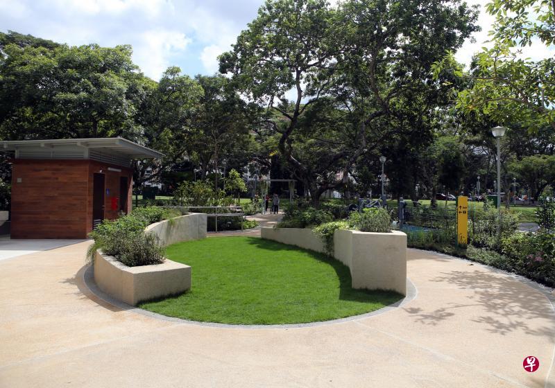 碧山—宏茂桥公园的康疗花园内多处设有把手,及无障碍走道和厕所,方便以轮椅代步的公众使用园内的设施,近距离接触这里的花花草草。(谢智扬摄) 碧山—宏茂桥公园的康疗花园内多处设有把手,及无障碍走道和厕所,方便以轮椅代步的公众使用园内的设施,近距离接触这里的花花草草。(谢智扬摄)