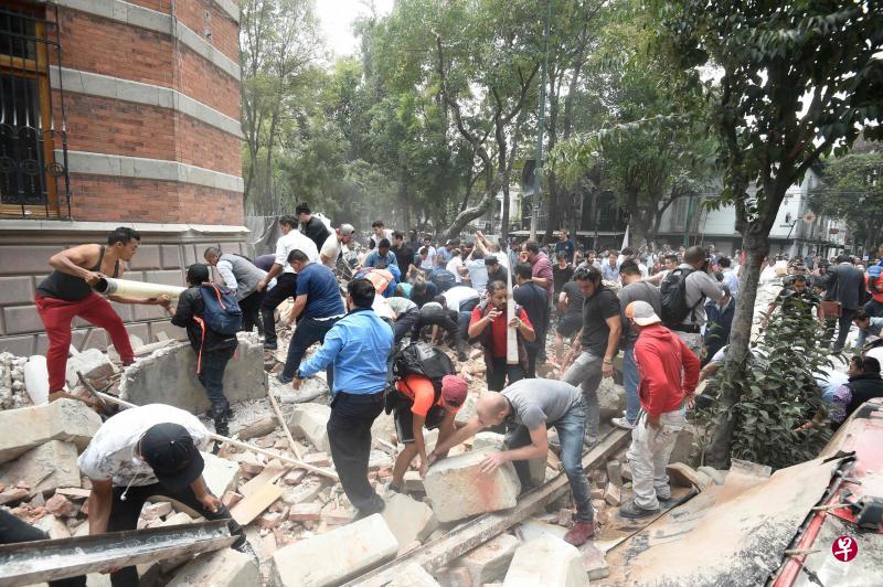 墨西哥城地震后,在1985年地震后成立的志愿搜救队与许多民众积极参与救人,大家齐心协力搬开和移走瓦砾,在多栋倒塌的建筑物中搜寻生还者。为了能够听到受困者可能发出的微弱呼救声,救援人员必须尽量保持现场安静。(法新社) 墨西哥城地震后,在1985年地震后成立的志愿搜救队与许多民众积极参与救人,大家齐心协力搬开和移走瓦砾,在多栋倒塌的建筑物中搜寻生还者。为了能够听到受困者可能发出的微弱呼救声,救援人员必须尽量保持现场安静。(法新社)