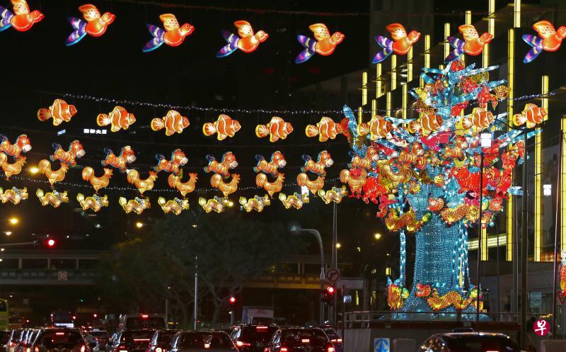 牛车水庆中秋活动星期六亮灯，今年的灯饰造型灵感来自早年玻璃纸灯笼设计。（梁伟康摄）