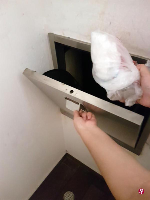 女居民指丢入垃圾就会发出如同爆炸般的巨响。 女居民指丢入垃圾就会发出如同爆炸般的巨响。