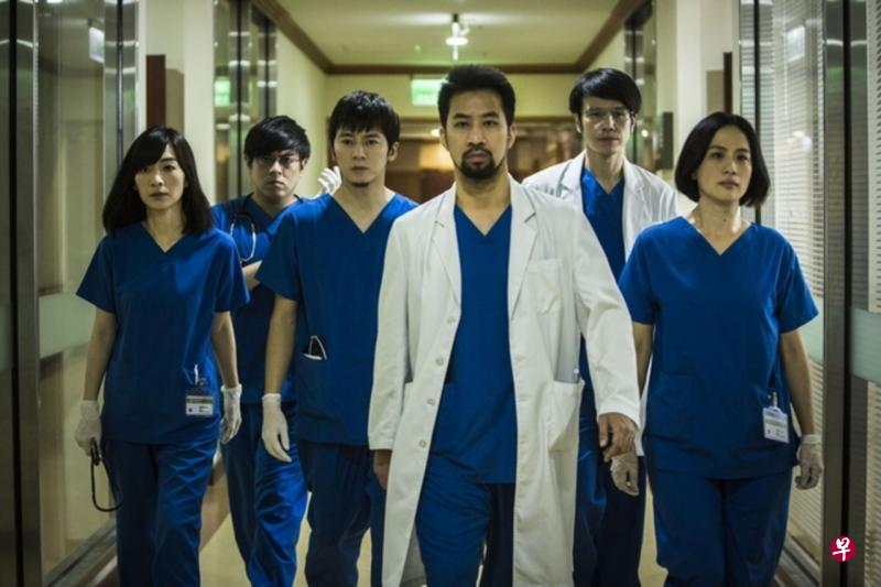 《麻醉风暴2》新加入的李国毅(左三)戏份吃重,与原班人马要角黄健玮(左四)有精彩对手戏。(互联网) 《麻醉风暴2》新加入的李国毅(左三)戏份吃重,与原班人马要角黄健玮(左四)有精彩对手戏。(互联网)