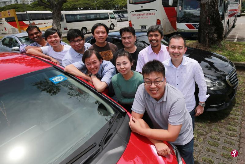 全国私人出租车司机协会执行顾问迪亚加拉冉(后排,左一)和执行秘书莫哈默兰迪(后排右二)经常与协会理事和会员们碰头,了解他们关注的事项,共商对策。图中是私召车司机江志伟(前排右起)、黄碧贞、吕赐安、杨莸志(后排右起)、彭敬文、黄友义、洪旭初和林勇合。(唐家鸿摄) 全国私人出租车司机协会执行顾问迪亚加拉冉(后排,左一)和执行秘书莫哈默兰迪(后排右二)经常与协会理事和会员们碰头,了解他们关注的事项,共商对策。图中是私召车司机江志伟(前排右起)、黄碧贞、吕赐安、杨莸志(后排右起)、彭敬文、黄友义、洪旭初和林勇合。(唐家鸿摄)