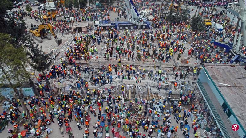 墨西哥城是重灾区,很多建筑物完全塌毁,图中这处原有的一栋大楼就成了平地,大批救援人员在现场搜救。(法新社) 墨西哥城是重灾区,很多建筑物完全塌毁,图中这处原有的一栋大楼就成了平地,大批救援人员在现场搜救。(法新社)