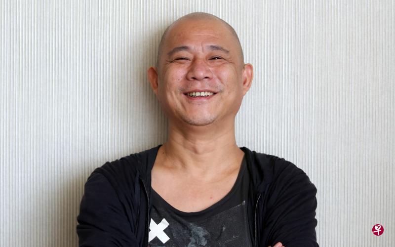 力钧的光头形象画里画外都鲜明突出。(龙国雄摄影) 力钧的光头形象画里画外都鲜明突出。(龙国雄摄影)
