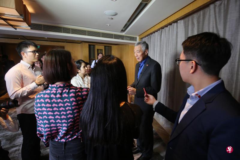 李显龙总理说,新中关系平稳向好,新加坡应时时了解中国的最新动态,不断更新世代领导人的联系,从而向前推进双边关系。(陈斌勤摄) 李显龙总理说,新中关系平稳向好,新加坡应时时了解中国的最新动态,不断更新世代领导人的联系,从而向前推进双边关系。(陈斌勤摄)