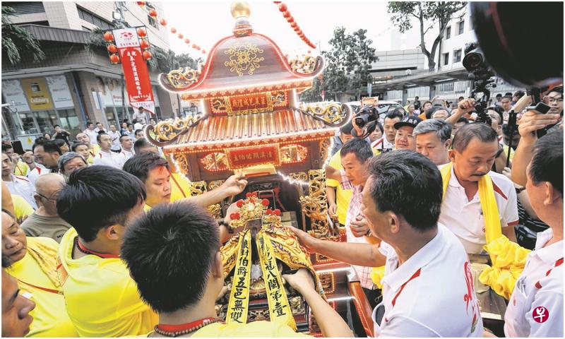 安溪城隍五舍神像昨天傍晚抵达韭菜芭城隍庙,获得千多名信众夹道接驾。(摄影/饶进礼) 安溪城隍五舍神像昨天傍晚抵达韭菜芭城隍庙,获得千多名信众夹道接驾。(摄影/饶进礼)