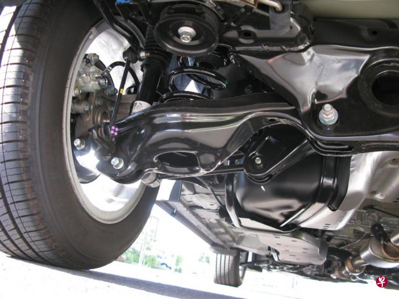 汽车的悬挂系统支撑车身,改善乘坐感觉,因此悬挂系统是决定汽车性能的重要系统之一。 汽车的悬挂系统支撑车身,改善乘坐感觉,因此悬挂系统是决定汽车性能的重要系统之一。