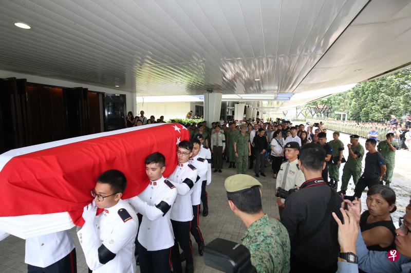 不幸在澳大利亚“袋鼠”演习丧命的21岁国民服役人员曾宪正三级上士,今早在万礼火化场举行军事葬礼,约300名军人及亲友送他最后一程。(周柏荣摄 ) 不幸在澳大利亚“袋鼠”演习丧命的21岁国民服役人员曾宪正三级上士,今早在万礼火化场举行军事葬礼,约300名军人及亲友送他最后一程。(周柏荣摄 )