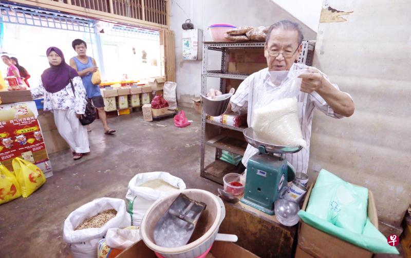 黄亚彩经营杂货店已有70年,如今将正式结业退休。 黄亚彩经营杂货店已有70年,如今将正式结业退休。