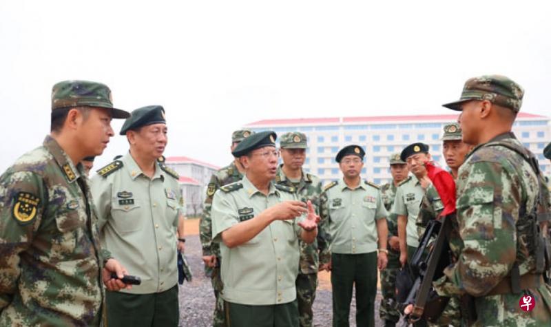 武警部队参谋长郑家概(左三)在武警湖南省总队检查调研。(红网) 武警部队参谋长郑家概(左三)在武警湖南省总队检查调研。(红网)