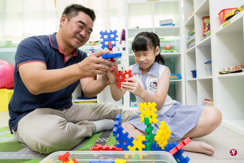 尽管女儿陈怡璇的学习进度较慢,但陈志文从不放弃希望,也不畏惧他人眼光,以双倍的爱一路呵护女儿。(徐颖荃摄) 尽管女儿陈怡璇的学习进度较慢,但陈志文从不放弃希望,也不畏惧他人眼光,以双倍的爱一路呵护女儿。(徐颖荃摄)