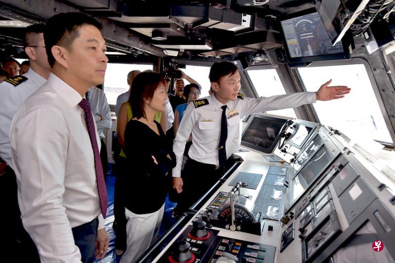 国会议长陈川仁(左一)昨天为坚定号巡海防卫舰主持下水仪式,并听取巡海防卫舰项目处处长邹俊超中校(右一)介绍防卫舰功能。陈川仁的妻子蔡立宁(中)昨天在仪式上为坚定号正式命名。(国防部提供) 国会议长陈川仁(左一)昨天为坚定号巡海防卫舰主持下水仪式,并听取巡海防卫舰项目处处长邹俊超中校(右一)介绍防卫舰功能。陈川仁的妻子蔡立宁(中)昨天在仪式上为坚定号正式命名。(国防部提供)