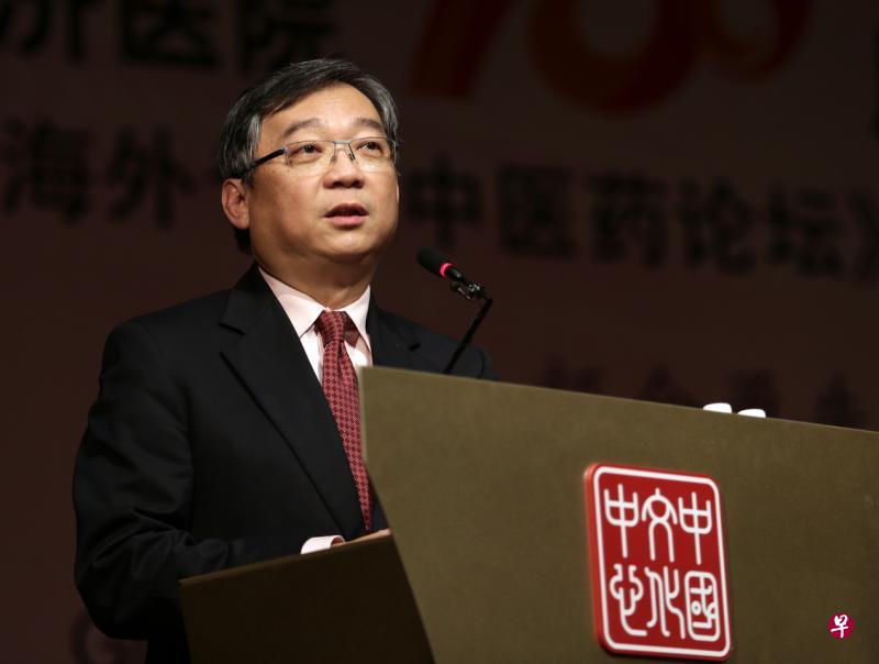 卫生部长颜金勇:我相信中医药将继续在新加坡医疗体系中扮演重要辅助医疗作用,特别是在养生、预防和调理方面,以应对我国人口老龄化带来的挑战。(陈渊庄摄) 卫生部长颜金勇:我相信中医药将继续在新加坡医疗体系中扮演重要辅助医疗作用,特别是在养生、预防和调理方面,以应对我国人口老龄化带来的挑战。(陈渊庄摄)