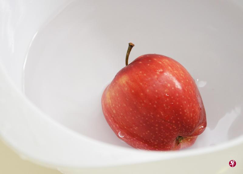 苹果中含有丰富的鞣酸、果胶、纤维等特殊物质。(档案照) 苹果中含有丰富的鞣酸、果胶、纤维等特殊物质。(档案照)