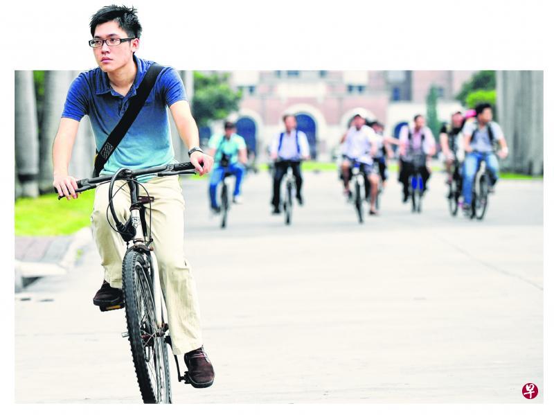 台湾大学生轻骑享受台大校园时光。(Getty Images) 台湾大学生轻骑享受台大校园时光。(Getty Images)