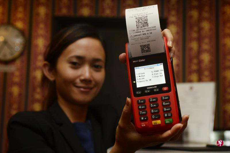 移动支付在中国迅猛发展,也难怪李显龙总理会在国庆群众大会上特意点出新加坡相较于中国在移动支付领域方面的落后。(海峡时报) 移动支付在中国迅猛发展,也难怪李显龙总理会在国庆群众大会上特意点出新加坡相较于中国在移动支付领域方面的落后。(海峡时报)