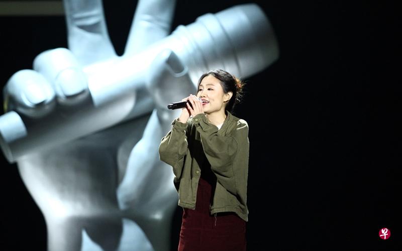 刘美琪选唱蔡健雅的“True Love”,吸引曹格和陈奂仁为她转身。 刘美琪选唱蔡健雅的“True Love”,吸引曹格和陈奂仁为她转身。