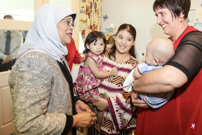 总统哈莉玛今早前往清晨之光治疗收容所(HCSA Dayspring Residential Treatment Centre), 了解收容所如何帮助曾被虐待的少女和单亲妈妈。(摄影/梁伟康) 总统哈莉玛今早前往清晨之光治疗收容所(HCSA Dayspring Residential Treatment Centre), 了解收容所如何帮助曾被虐待的少女和单亲妈妈。(摄影/梁伟康)