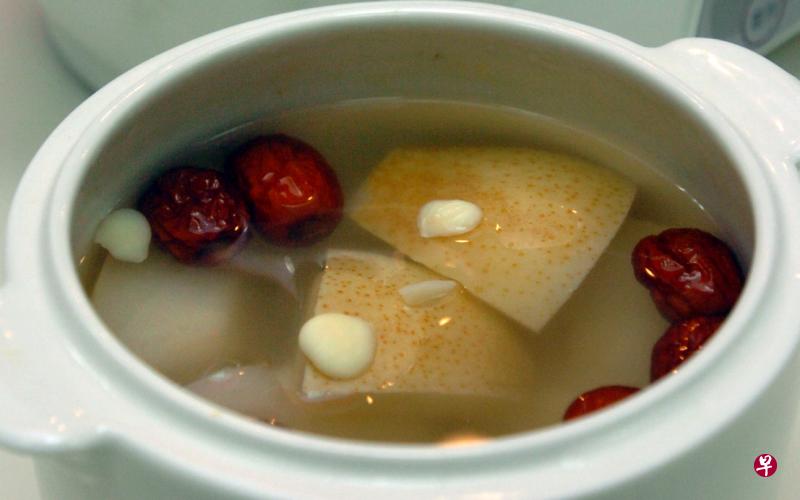 川贝冰糖梨。 川贝冰糖梨。