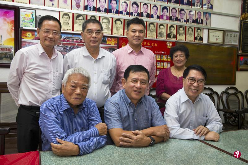 南洋方氏总会庆祝成立81周年,免费为公众举办13讲“老子《道德经》系列文化课程”。前排坐者为方文荣(左起)、方永泉和方百成,后排站立者为方荣利(左起)、方邵河、李轶岱和方春治。(曾道明摄) 南洋方氏总会庆祝成立81周年,免费为公众举办13讲“老子《道德经》系列文化课程”。前排坐者为方文荣(左起)、方永泉和方百成,后排站立者为方荣利(左起)、方邵河、李轶岱和方春治。(曾道明摄)