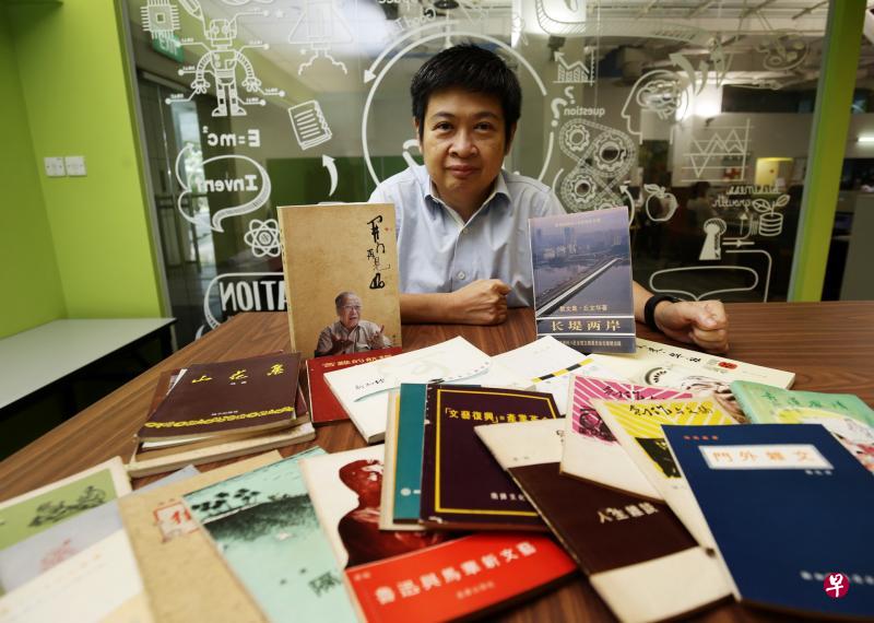 韩咏梅说,韩山元作品从杂文、小说、史诗及文史研究,都透着很强的“新闻性”。(陈渊庄摄) 韩咏梅说,韩山元作品从杂文、小说、史诗及文史研究,都透着很强的“新闻性”。(陈渊庄摄)