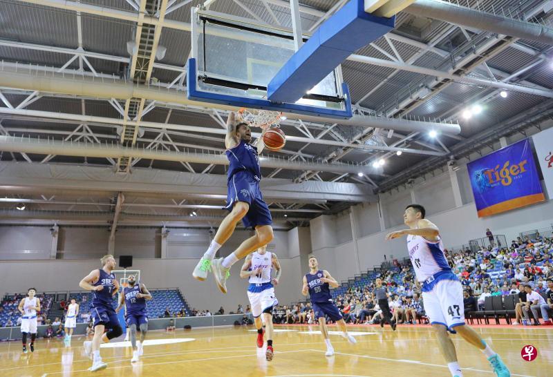 阿德莱德36人后卫索比在比赛中快攻扣篮得手。(林泽锐摄) 阿德莱德36人后卫索比在比赛中快攻扣篮得手。(林泽锐摄)