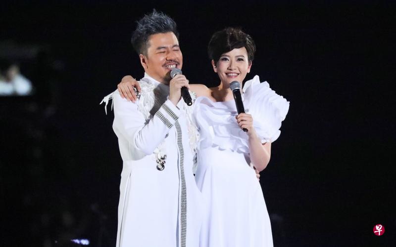 黄国伦(左)和爱妻寇乃馨前晚同台合唱。 黄国伦(左)和爱妻寇乃馨前晚同台合唱。
