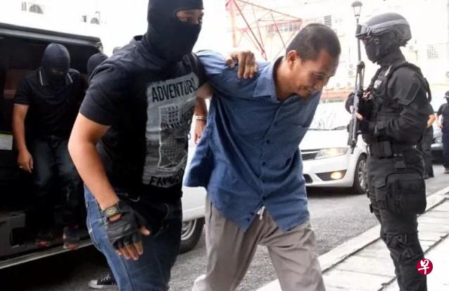 马来西亚警方今天将四名恐怖嫌犯押到法庭并提控他们。(星洲日报) 马来西亚警方今天将四名恐怖嫌犯押到法庭并提控他们。(星洲日报)