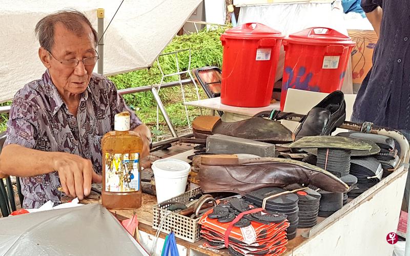 李再进摆摊补鞋已近14年,全年无休。 李再进摆摊补鞋已近14年,全年无休。