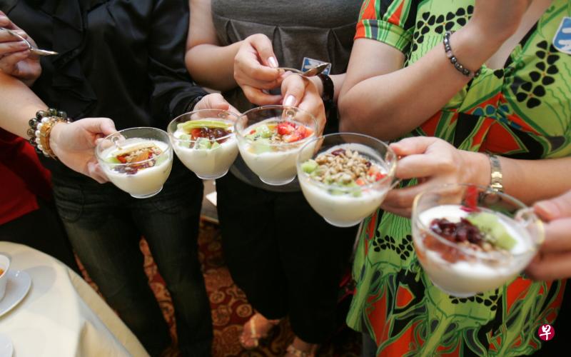 酸奶一般对健康有益,但也要注意做出适当的选择。(档案照) 酸奶一般对健康有益,但也要注意做出适当的选择。(档案照)