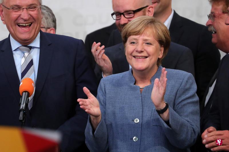 德国总理默克尔24日在柏林的基民盟党总部拍手答谢支持者的付出。(彭博社) 德国总理默克尔24日在柏林的基民盟党总部拍手答谢支持者的付出。(彭博社)