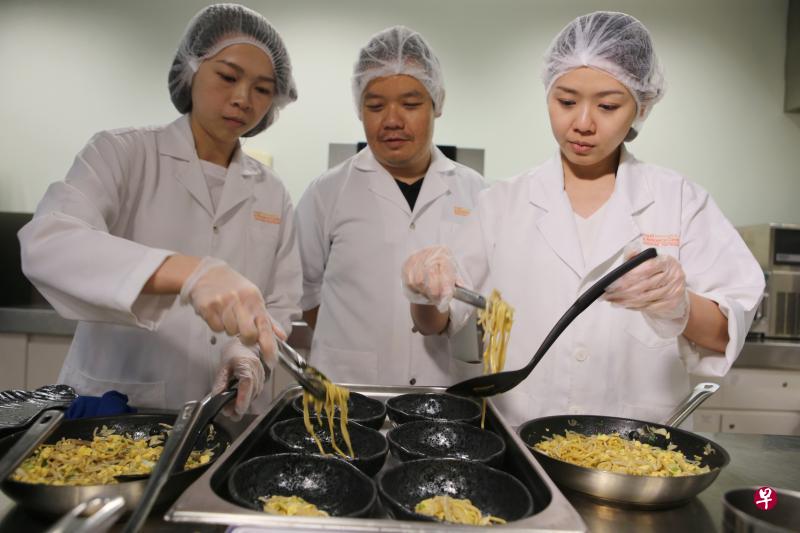 保健促进局与食品创新和资源中心合作,研发较健康面条,希望能为国人提供另一健康选择。(谢智扬摄) 保健促进局与食品创新和资源中心合作,研发较健康面条,希望能为国人提供另一健康选择。(谢智扬摄)