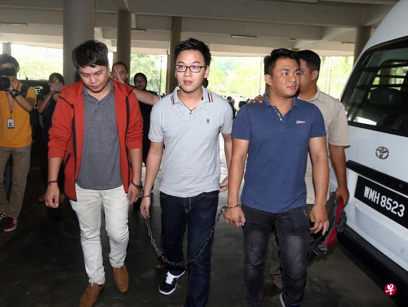 “解救普通人”创办人李宗圣(中)与两名同伙林翔伟(左)及彭志平双手上铐,被警方押上法庭面控。(星洲日报) “解救普通人”创办人李宗圣(中)与两名同伙林翔伟(左)及彭志平双手上铐,被警方押上法庭面控。(星洲日报)