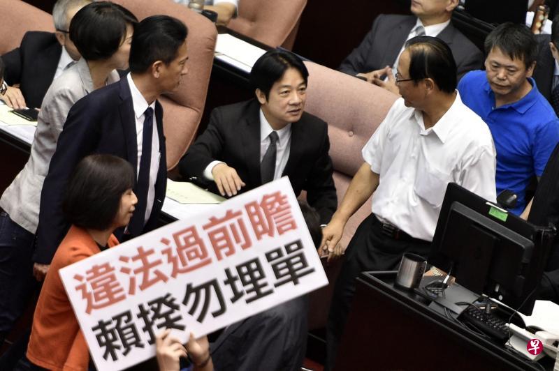 赖清德昨天到立法院进行施政报告并备询期间,国民党立委一度举牌抗议。(法新社) 赖清德昨天到立法院进行施政报告并备询期间,国民党立委一度举牌抗议。(法新社)