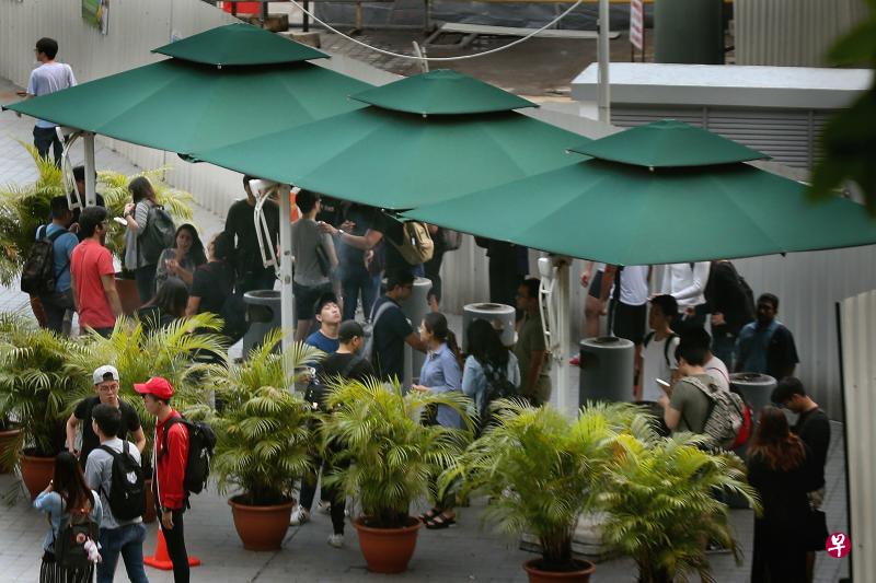 禁烟条例扩大后,学府内的烟客在户外也不能吸烟。图为新跃社科大学的学生在游保生B座大楼前的遮阳棚下吸烟。(梁伟康摄) 禁烟条例扩大后,学府内的烟客在户外也不能吸烟。图为新跃社科大学的学生在游保生B座大楼前的遮阳棚下吸烟。(梁伟康摄)