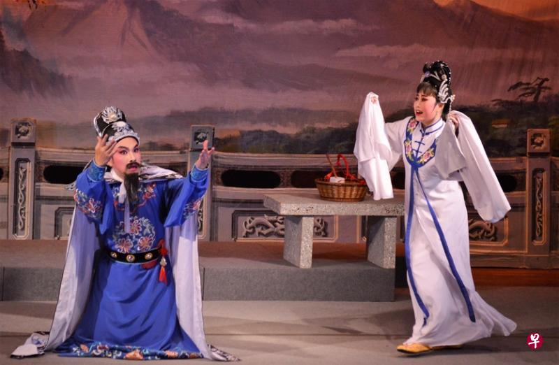 ←《洗马桥》由洪志庆(左,饰刘文龙)和陈韵智(饰肖月英)合演。(主办单位提供) ←《洗马桥》由洪志庆(左,饰刘文龙)和陈韵智(饰肖月英)合演。(主办单位提供)