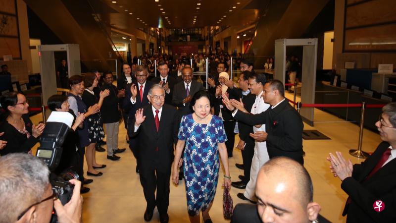 荣休典礼结束后,赵锡燊和妻子离开最高法院。在他背后的是大法官梅达顺(左起)、上诉庭法官潘文龙和内政部长兼律政部长尚穆根。(周柏荣摄) 荣休典礼结束后,赵锡燊和妻子离开最高法院。在他背后的是大法官梅达顺(左起)、上诉庭法官潘文龙和内政部长兼律政部长尚穆根。(周柏荣摄)