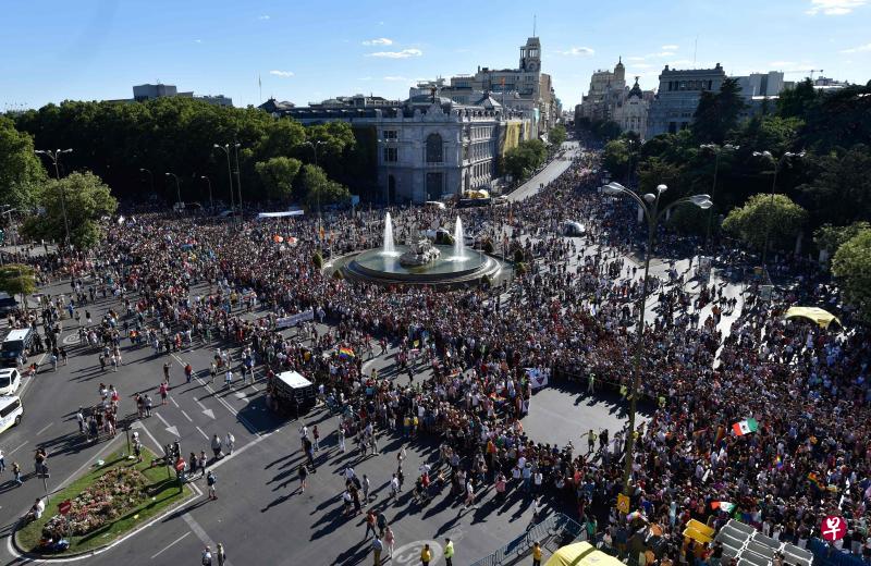 2017年7月1日,人们聚集在西班牙首都马德里的自然女神(Cibeles)喷泉广场,参加支持同性恋、双性恋与跨性别者群体的游行。(法新社) 2017年7月1日,人们聚集在西班牙首都马德里的自然女神(Cibeles)喷泉广场,参加支持同性恋、双性恋与跨性别者群体的游行。(法新社)