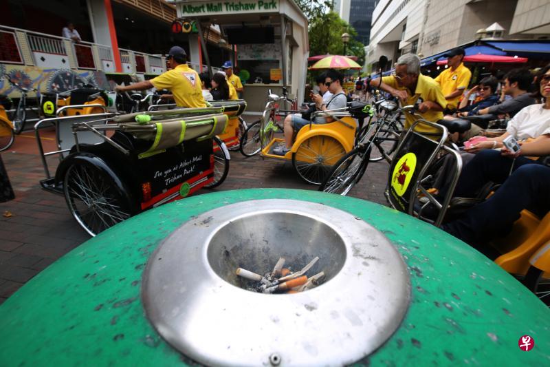 来自“三轮车大叔”(Trishaw Uncle)的车队,休息时全停靠在四马路观音堂和雅柏熟食中心旁的三轮车集中站。车夫要吸烟时就会聚集在不远处的垃圾桶周围,他们表示这么做虽然有点麻烦,但习惯了就好。也有车夫认为,坐在自己车上吸烟的行为“不好看”。(梁麒麟摄) 来自“三轮车大叔”(Trishaw Uncle)的车队,休息时全停靠在四马路观音堂和雅柏熟食中心旁的三轮车集中站。车夫要吸烟时就会聚集在不远处的垃圾桶周围,他们表示这么做虽然有点麻烦,但习惯了就好。也有车夫认为,坐在自己车上吸烟的行为“不好看”。(梁麒麟摄)