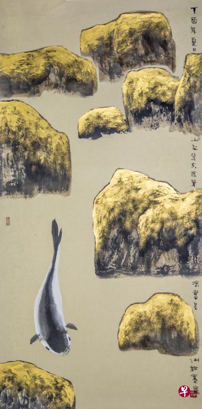 林仰章《游戏江石间》在几块墨石添加古铜金胶彩，赋水墨画予东洋味、装饰效果和现代感。