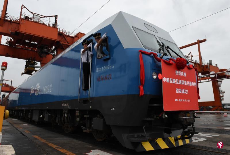 中新互联互通项目兰渝专列昨天装载中国长安汽车、北汽银翔等品牌的290辆商品车,从重庆发往甘肃兰州。(中新社) 中新互联互通项目兰渝专列昨天装载中国长安汽车、北汽银翔等品牌的290辆商品车,从重庆发往甘肃兰州。(中新社)