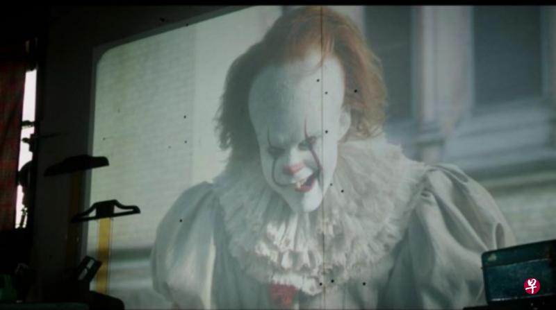 小丑妖怪的投影即将冲破世界1、2、3的疆界……(《它》剧照/互联网) 小丑妖怪的投影即将冲破世界1、2、3的疆界……(《它》剧照/互联网)