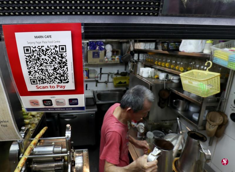 ▼丹戎巴葛坊小贩中心试行无现金收费已有三周,但使用率不佳。部分摊贩反映,不用找钱确实方便,但因摊贩和食客对此科技皆不熟悉,所以使用起来反而更费时。(何炳耀摄) ▼丹戎巴葛坊小贩中心试行无现金收费已有三周,但使用率不佳。部分摊贩反映,不用找钱确实方便,但因摊贩和食客对此科技皆不熟悉,所以使用起来反而更费时。(何炳耀摄)