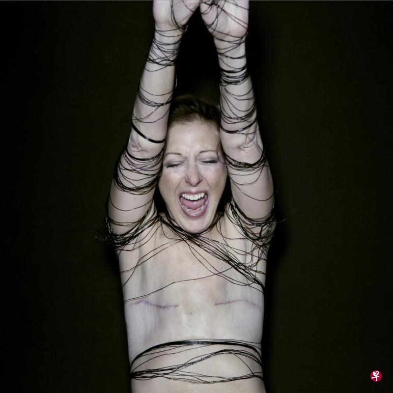 美国纽约的玛丽安娜·杜克特·科佐(Marianne Duquette Cuozzo),是乳癌康复者,她摘除乳房后,决定不做乳房再造手术。(Beatrice de Gea∕The New York Times) 美国纽约的玛丽安娜·杜克特·科佐(Marianne Duquette Cuozzo),是乳癌康复者,她摘除乳房后,决定不做乳房再造手术。(Beatrice de Gea∕The New York Times)