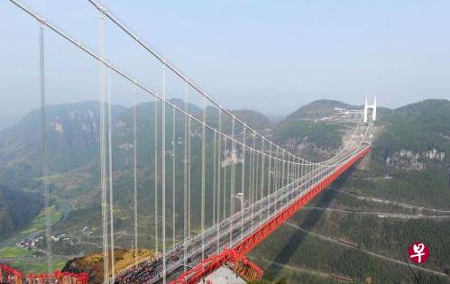 世界跨峡谷跨径最大的钢桁梁悬索桥――湖南矮寨大桥 资料图。中新社发 杨华峰 摄 世界跨峡谷跨径最大的钢桁梁悬索桥――湖南矮寨大桥 资料图。中新社发 杨华峰 摄