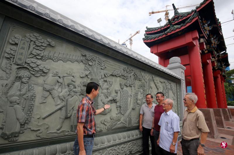 总务沈逸盛(左一)向副主席谢国平(右起)、主席杨秀岩、副总务黄昌裕和副交际蔡益侬,介绍新装嵌的青石板浮雕组像。(邬福梁摄) 总务沈逸盛(左一)向副主席谢国平(右起)、主席杨秀岩、副总务黄昌裕和副交际蔡益侬,介绍新装嵌的青石板浮雕组像。(邬福梁摄)