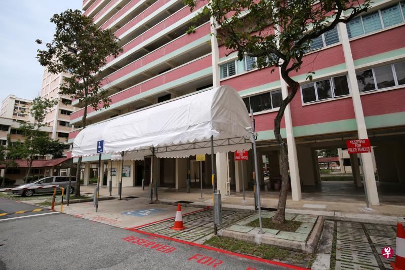 哈莉玛总统住家楼下停车场昨天仍有留给警车专用的停车位,旁边搭建的白色帐篷也还在。哈莉玛表示,已接受了内政部的建议,决定搬出组屋迁入新居。(梁麒麟摄) 哈莉玛总统住家楼下停车场昨天仍有留给警车专用的停车位,旁边搭建的白色帐篷也还在。哈莉玛表示,已接受了内政部的建议,决定搬出组屋迁入新居。(梁麒麟摄)
