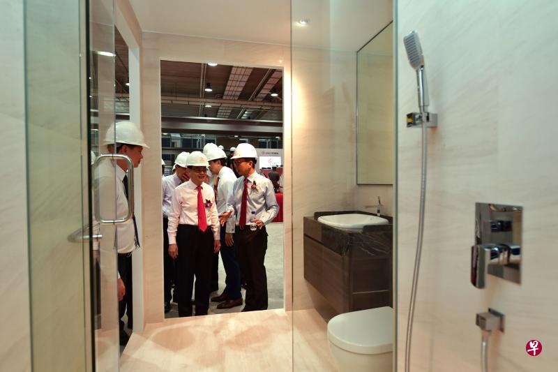 财政部长王瑞杰(中)昨天前往加基武吉一带的工业区,为去年底建成的综合建筑预制枢纽Greyform Building主持开幕礼,并参观了该枢纽所生产的预制厕所。(海峡时报) 财政部长王瑞杰(中)昨天前往加基武吉一带的工业区,为去年底建成的综合建筑预制枢纽Greyform Building主持开幕礼,并参观了该枢纽所生产的预制厕所。(海峡时报)