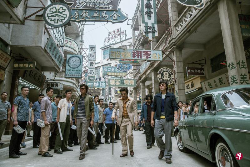 甄子丹(右二)在《追龙》中诠释出香港毒枭跛豪跌岩起伏的人生。 甄子丹(右二)在《追龙》中诠释出香港毒枭跛豪跌岩起伏的人生。